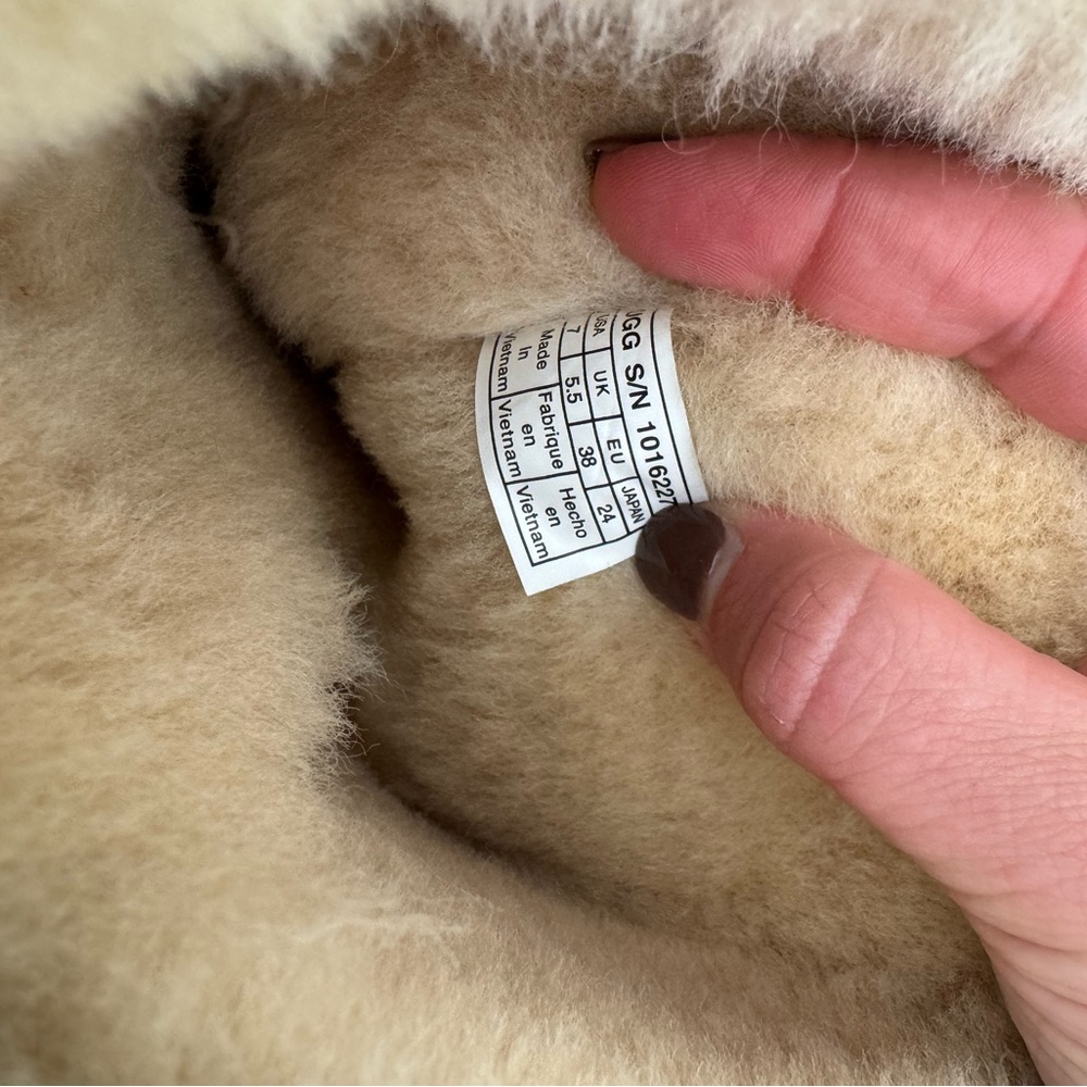 UGG Bailey Button - Picture 9 of 9